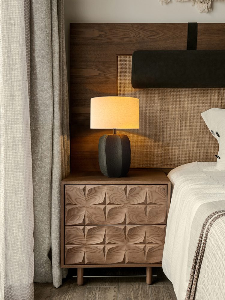 Earthy_Artisan_Table_Lamp_6