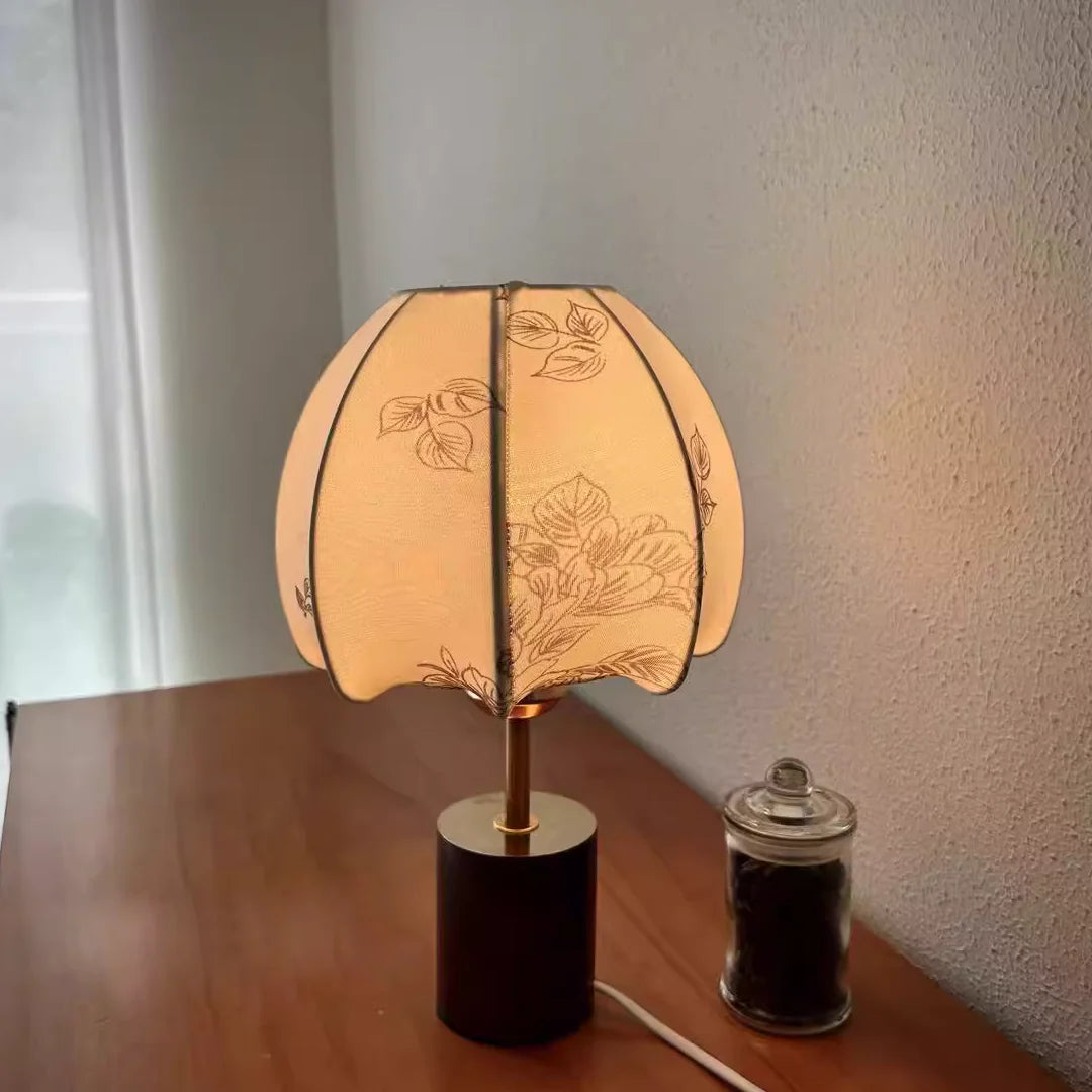 Elegant_Petal_Table_Lamp_3
