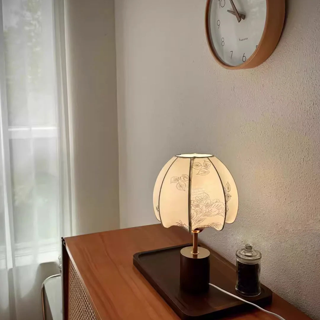 Elegant_Petal_Table_Lamp_4