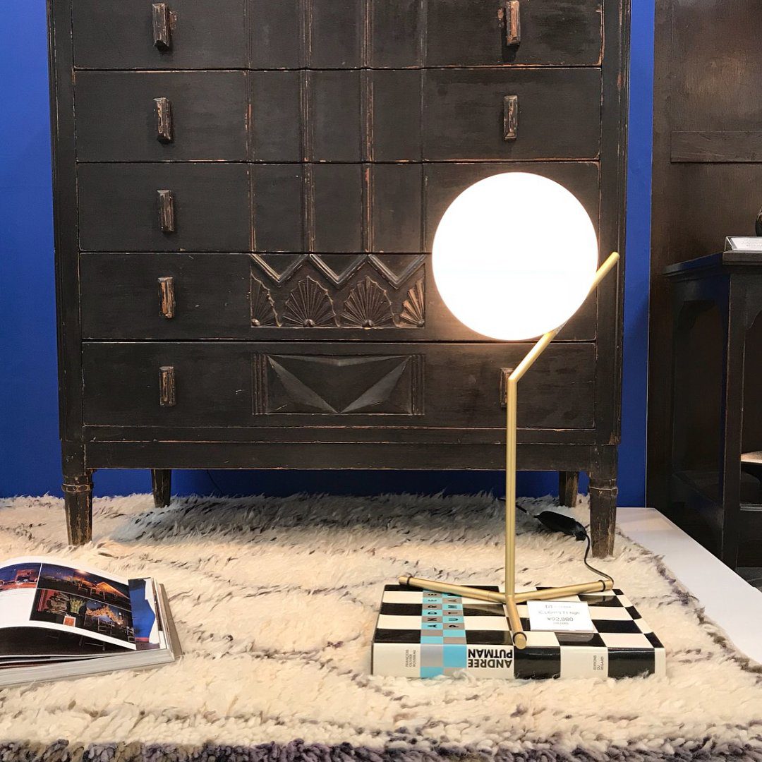 Innovative_Artemide_Table_Lamp_1