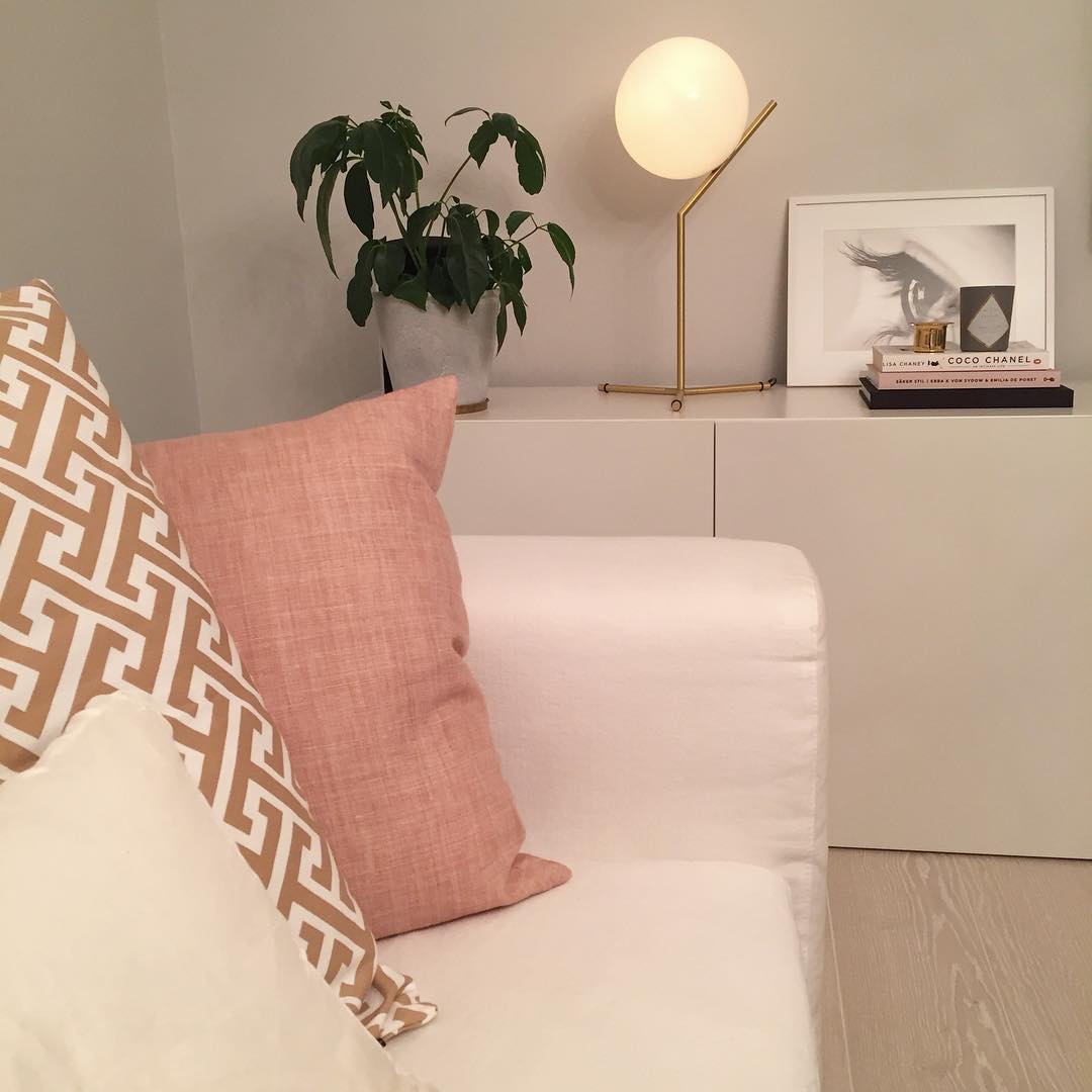 Innovative_Artemide_Table_Lamp_10