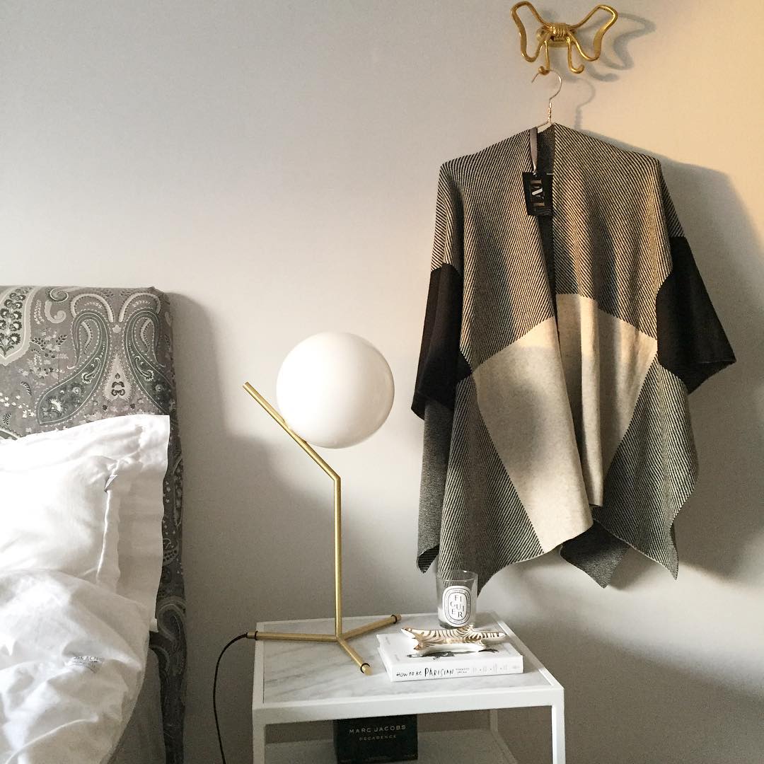 Innovative_Artemide_Table_Lamp_5