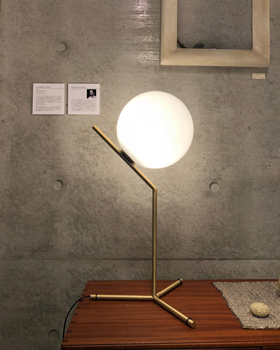 Innovative_Artemide_Table_Lamp_9