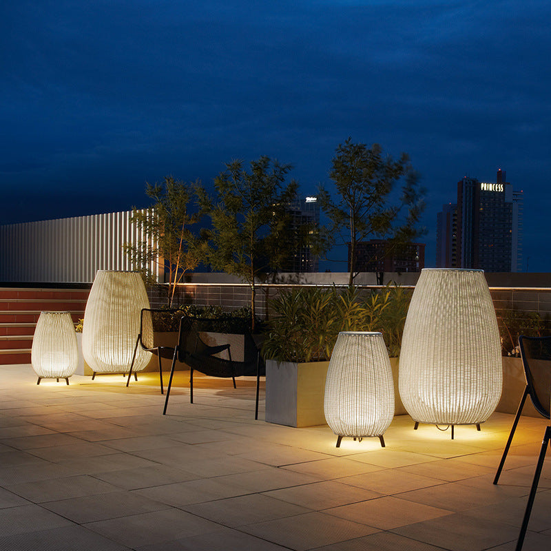 Rattan_Outdoor_Lamp_02