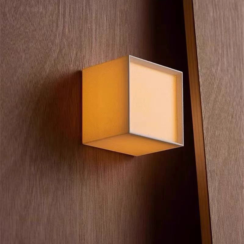 Square_wall_lamp_1