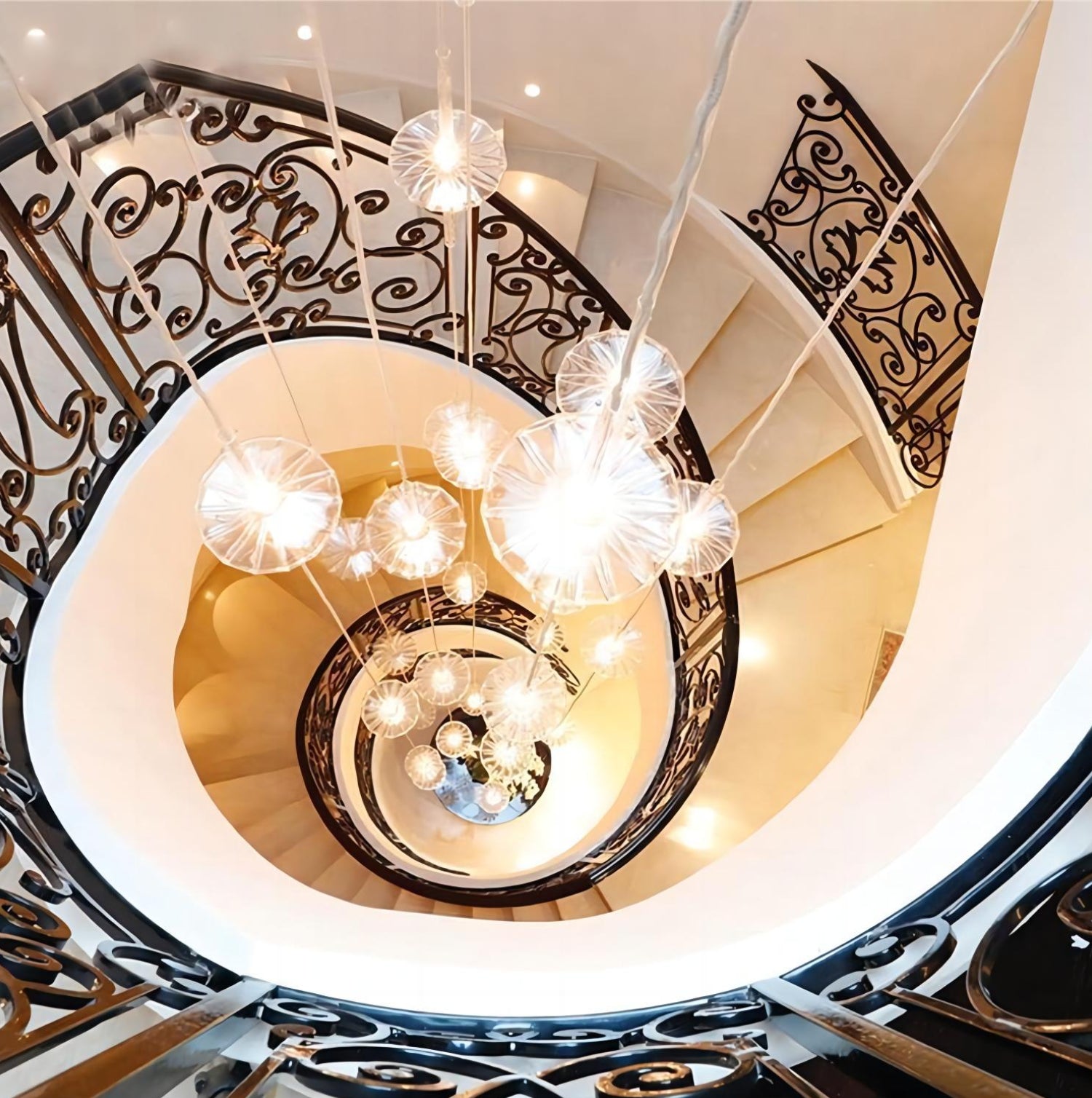 UFO_-_shaped_Glass_Chandelier_03